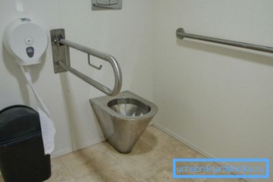 La principale différence entre les salles de bains pour personnes handicapées est la présence de balustrades métalliques sur les murs. La principale différence entre les salles de bains pour personnes handicapées est la présence de balustrades métalliques sur les murs.
