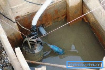 Pomper de l'eau avant de nettoyer le filtre inférieur. Pomper de l'eau avant de nettoyer le filtre inférieur.