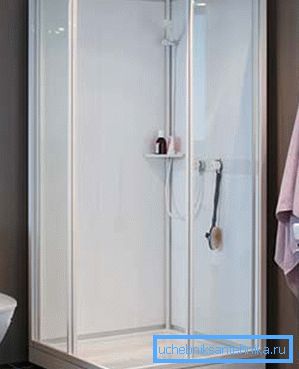 Les portes ouvertes vous permettent de sécher rapidement l'intérieur de la cabine de douche Les portes ouvertes vous permettent de sécher rapidement l'intérieur de la cabine de douche