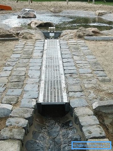 1225 Décharge dans un réservoir artificiel