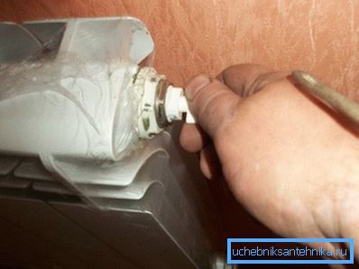 Ouvrez la valve de chaque batterie dès que l'eau coule, il faut la fermer. Ouvrez la valve de chaque batterie dès que l'eau coule, il faut la fermer.