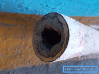 Dépôts sur les murs d'anciennes canalisations.