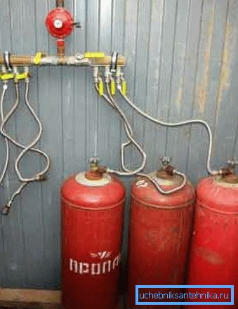 Chauffage d'une maison de campagne au gaz en bouteille avec l'aide de plusieurs transporteurs réunis par une boîte de vitesses commune Chauffage d'une maison de campagne au gaz en bouteille avec l'aide de plusieurs transporteurs réunis par une boîte de vitesses commune