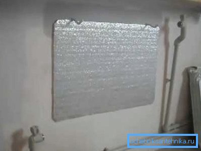 Le réflecteur est collé directement sous les supports de radiateur. Le réflecteur est collé directement sous les supports de radiateur.
