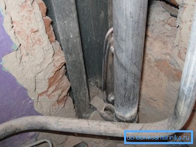 Grilles galvanisées d'approvisionnement en eau dans la vieille maison. Grilles galvanisées d'approvisionnement en eau dans la vieille maison.
