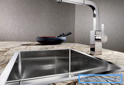 Lavabo galvanisé dans un intérieur moderne. Lavabo galvanisé dans un intérieur moderne.