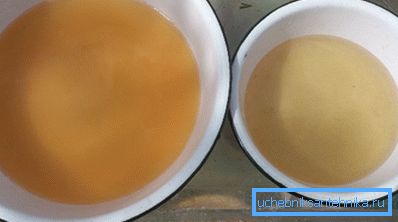La décantation n’est pas très efficace: la couleur de l’eau à gauche sur la photo est avant le début de la sédimentation, à droite - après La décantation n’est pas très efficace: la couleur de l’eau à gauche sur la photo est avant le début de la sédimentation, à droite - après