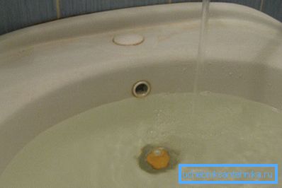 Le trou de trop-plein contrôle de manière fiable le niveau d'eau admissible dans l'évier Le trou de trop-plein contrôle de manière fiable le niveau d'eau admissible dans l'évier