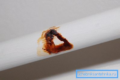 Trou dans un tuyau rouillé Trou dans un tuyau rouillé