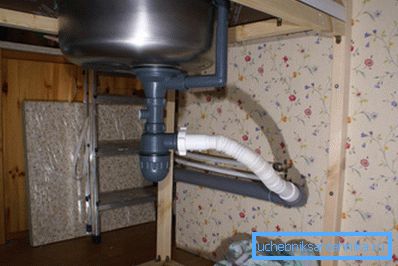 La prise est étroitement raccordée à la prise d’égout. La prise est étroitement raccordée à la prise d’égout.