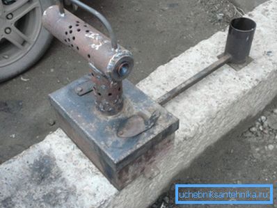 Four, fabriqué par ses propres mains pour une utilisation dans la station-service Four, fabriqué par ses propres mains pour une utilisation dans la station-service
