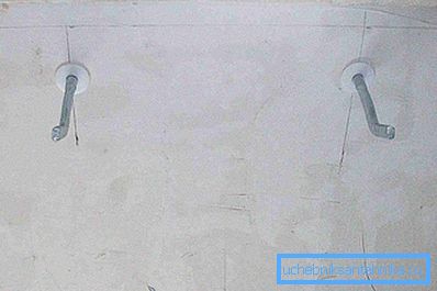 Avant de fixer les supports, il est important de marquer soigneusement au niveau du bâtiment. Avant de fixer les supports, il est important de marquer soigneusement au niveau du bâtiment.