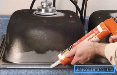 Avant de fixer l’évier au plateau, nous vous recommandons d’appliquer du mastic à la silicone sur son bord Avant de fixer l’évier au plateau, nous vous recommandons d’appliquer du mastic à la silicone sur son bord