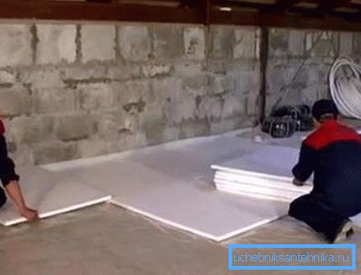 Avant l'installation des tuyaux, il est nécessaire de poser le matériau isolant thermique Avant l'installation des tuyaux, il est nécessaire de poser le matériau isolant thermique