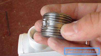 Avant d'ajouter des sections aux radiateurs en aluminium, un téton est vissé dans le trou. Avant d'ajouter des sections aux radiateurs en aluminium, un téton est vissé dans le trou.