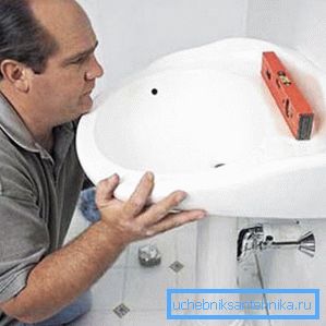 Avant d'installer le lavabo dans la salle de bain, vous devez lui laisser de la place.