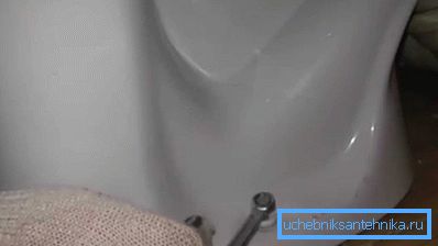 Avant de retirer les ondulations des toilettes, celles-ci peuvent être démantelées, puis remises en place.
