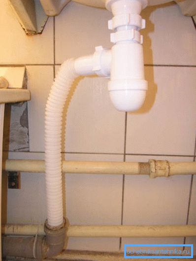 Avant de retirer l’évier de la salle de bain, débranchez-le de l’alimentation en eau et des égouts. Avant de retirer l’évier de la salle de bain, débranchez-le de l’alimentation en eau et des égouts.