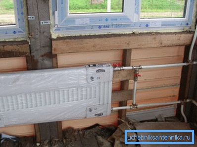 Avant d'installer des radiateurs dans une maison privée, il est nécessaire de tirer des tuyaux à chaque appareil. Avant d'installer des radiateurs dans une maison privée, il est nécessaire de tirer des tuyaux à chaque appareil.