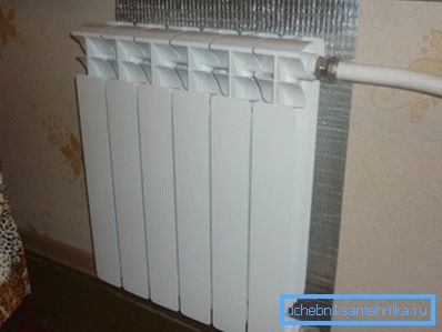 Avant d'installer l'écran sur la batterie, fixez l'écran réfléchissant la chaleur au radiateur Avant d'installer l'écran sur la batterie, fixez l'écran réfléchissant la chaleur au radiateur
