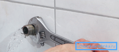 Avant d'installer le mélangeur devrait bloquer l'eau.