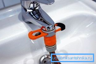 Adaptateur sur le robinet pour l'évier. Adaptateur sur le robinet pour l'évier.