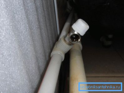 Fermer le robinet de vidange pour éviter toute perte de liquide. Fermer le robinet de vidange pour éviter toute perte de liquide.