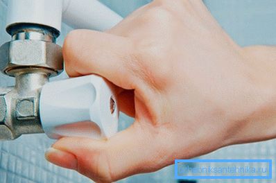 Fermer l'alimentation en eau du réservoir Fermer l'alimentation en eau du réservoir