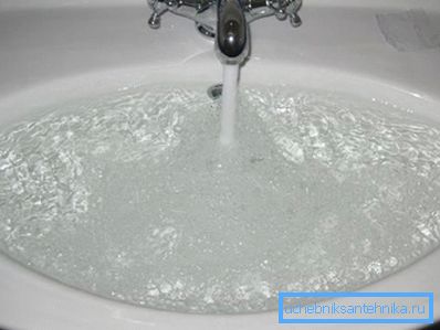 Le débordement permet à l'eau de s'écouler dans les égouts, raison pour laquelle sa présence est souhaitable dans n'importe quel évier.