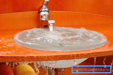 Débordement d'eau dans l'évier - le premier signe d'un égout bouché. Débordement d'eau dans l'évier - le premier signe d'un égout bouché.