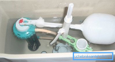 En déplaçant la position de la poire, vous comprendrez comment régler le niveau dans le réservoir des toilettes. En déplaçant la position de la poire, vous comprendrez comment régler le niveau dans le réservoir des toilettes.