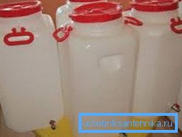 Réservoirs d'eau en plastique transportables avec robinet Réservoirs d'eau en plastique transportables avec robinet