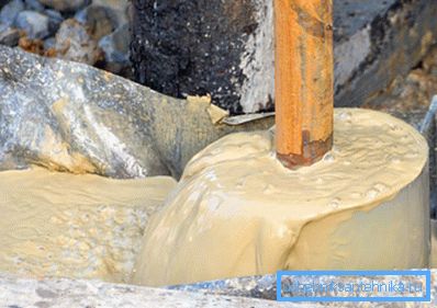 Le premier fluide qui commence à sortir du puits est une solution d'eau, de sable, d'argile et de boue. Le premier fluide qui commence à sortir du puits est une solution d'eau, de sable, d'argile et de boue.