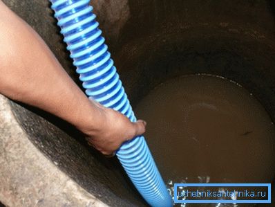 La première eau est pompée et versée dans la fosse.