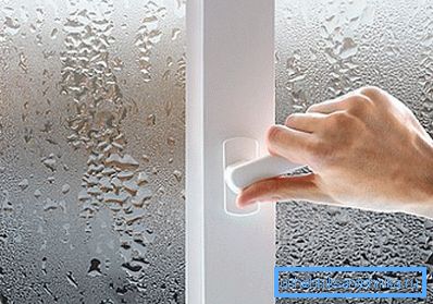 Le premier signe d'une ventilation inadéquate est la condensation sur les lunettes, que l'on voit réellement sur la photo. Le premier signe d'une ventilation inadéquate est la condensation sur les lunettes, que l'on voit réellement sur la photo.