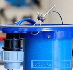 Le câble d'alimentation au point d'entrée dans le boîtier est protégé par un raccord spécial. Le câble d'alimentation au point d'entrée dans le boîtier est protégé par un raccord spécial.
