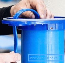 Le câble d'alimentation est inséré dans un trou spécial au bas du boîtier. Le câble d'alimentation est inséré dans un trou spécial au bas du boîtier.