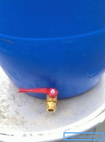 Un baril en plastique avec une grue au chalet vous donnera la possibilité de toujours avoir une réserve du liquide nécessaire Un baril en plastique avec une grue au chalet vous donnera la possibilité de toujours avoir une réserve du liquide nécessaire