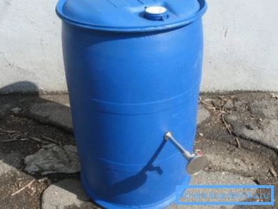 Baril en plastique avec diviseur incorporé. Baril en plastique avec diviseur incorporé.