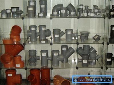 Les eaux usées en plastique ont complètement remplacé la fonte traditionnelle des vitrines. Les eaux usées en plastique ont complètement remplacé la fonte traditionnelle des vitrines.