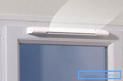 Fenêtre en plastique avec soupape d'admission. Fenêtre en plastique avec soupape d'admission.