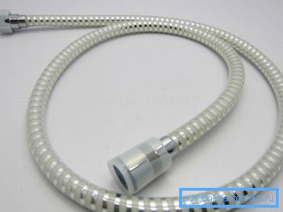 Les tuyaux en plastique sont plus durables que ceux en métal avec un noyau en caoutchouc, mais perdent leur flexibilité en eau froide.
