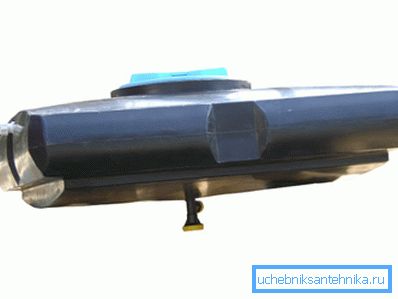 Cuve en plastique avec arrosoir intégré Cuve en plastique avec arrosoir intégré