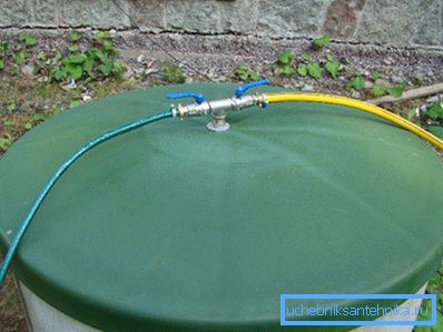 Trappe en plastique sur un puits en béton Trappe en plastique sur un puits en béton