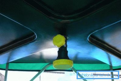 Réservoir en plastique avec arrosoir à répartition d'eau, comme plafond de la douche d'été. Réservoir en plastique avec arrosoir à répartition d'eau, comme plafond de la douche d'été.