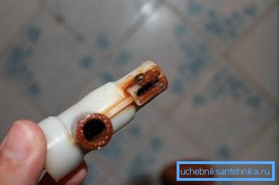 Les pièces en plastique peuvent également être fortement exposées à la rouille si elles sont en contact direct avec le métal. Les pièces en plastique peuvent également être fortement exposées à la rouille si elles sont en contact direct avec le métal.