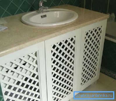 Table de chevet en osier faite maison. Table de chevet en osier faite maison.