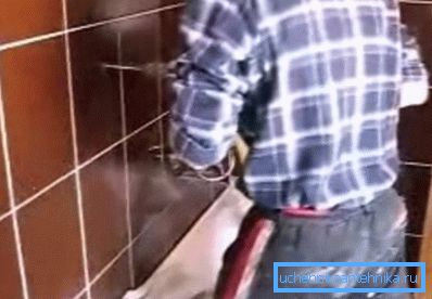 La tuile sous les guides est percée par une perceuse La tuile sous les guides est percée par une perceuse