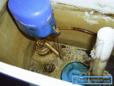 Mauvaise eau dans les toilettes en raison de son échec Mauvaise eau dans les toilettes en raison de son échec