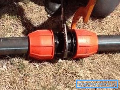 Tuyaux et raccords en PEHD pour l’alimentation en eau d’été dans une banlieue Tuyaux et raccords en PEHD pour l’alimentation en eau d’été dans une banlieue
